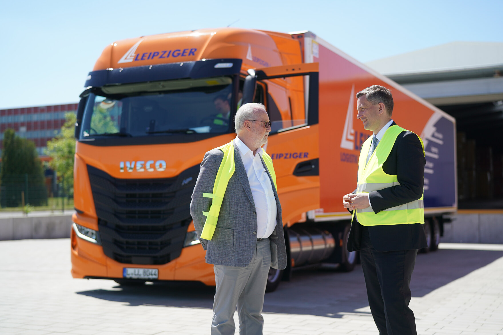 Sachsens Wirtschaftsminister Martin Dulig im Gespräch mit Günter Bauer, Geschäftsführer Leipziger Logistik & Lagerhaus GmbH