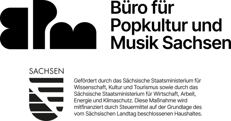 Logo Büro für Popkultur und Musik Sachsen. Gefördert durch das Sächsische Staatsministerium für Wissenschaft, Kultur und Tourismus sowie durch das Sächsische Staatsministerium für Wirtschaft, Arbeit, Energie und Klimaschutz. Diese Maßnahme wird mitfinanzi