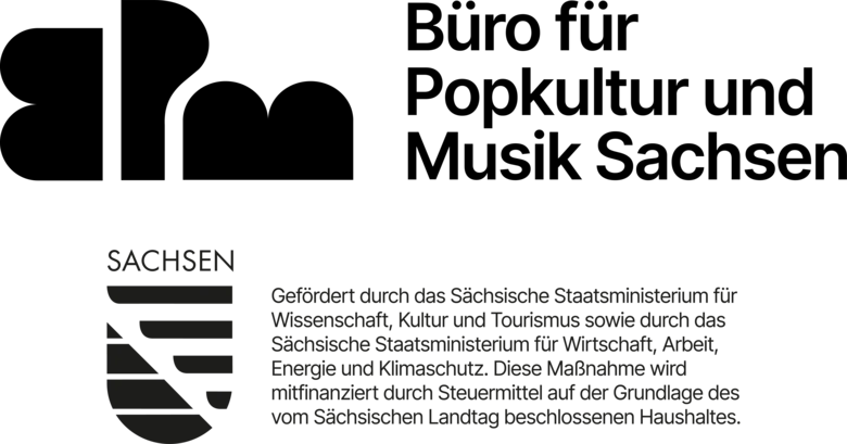 Logo Büro für Popkultur und Musik Sachsen. Gefördert durch das Sächsische Staatsministerium für Wissenschaft, Kultur und Tourismus sowie durch das Sächsische Staatsministerium für Wirtschaft, Arbeit, Energie und Klimaschutz. Diese Maßnahme wird mitfinanzi