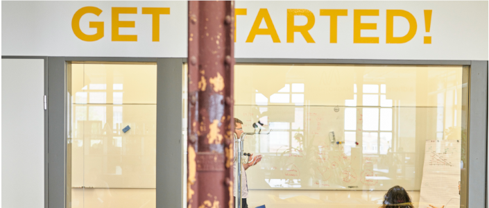 Blick in einen Besprechungsraum mit der Aufschrift Get started!