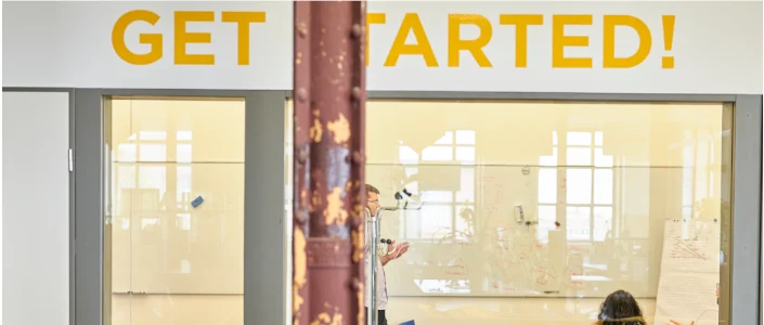 Blick in einen Besprechungsraum mit der Aufschrift Get started!