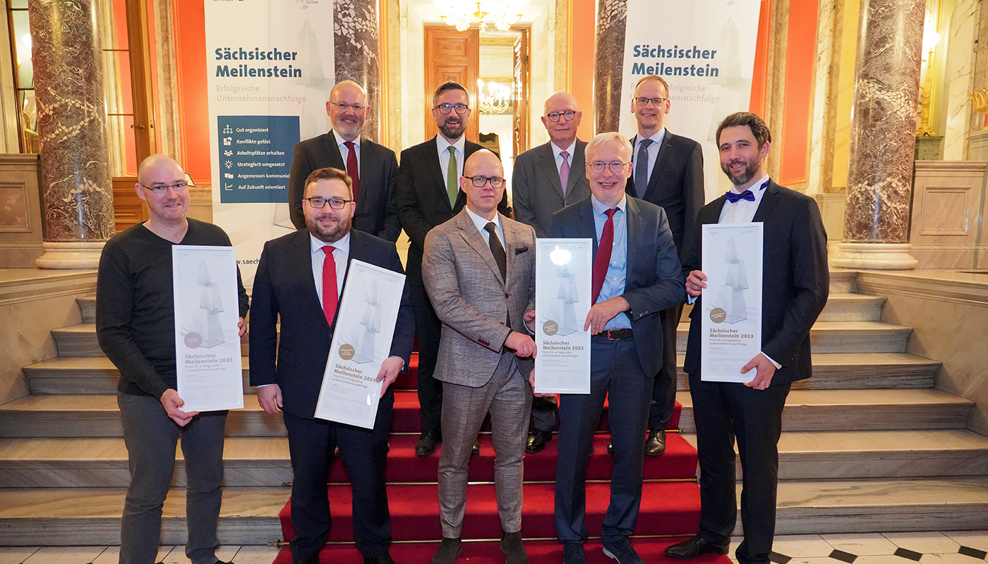 Staatsminister Martin Dulig mit weiteren Teilnehmerinnen und Teilnehmern bei der Preisverleihung des Sächsischen Meilensteins 2023.
