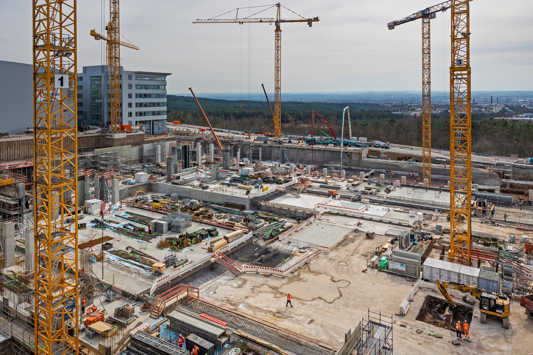 Blick auf eine Großbaustelle.