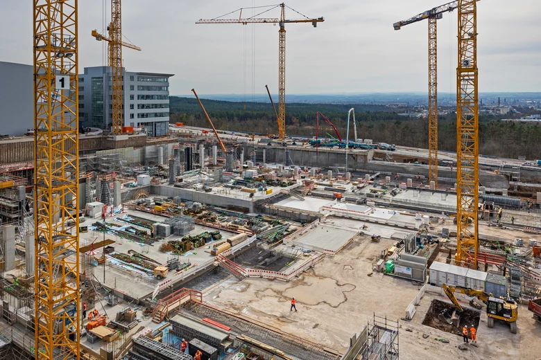 Blick auf eine Großbaustelle.