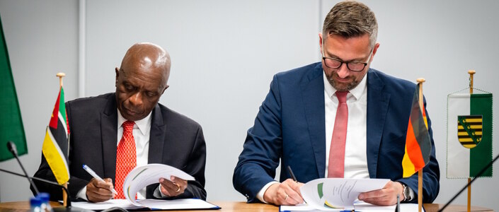 Der sächsische Wirtschaftsminister Martin Dulig und Carlos Zacarias, Minister für für Bergbau und Energie in Mosambik, unterzeichnen Dokumente.