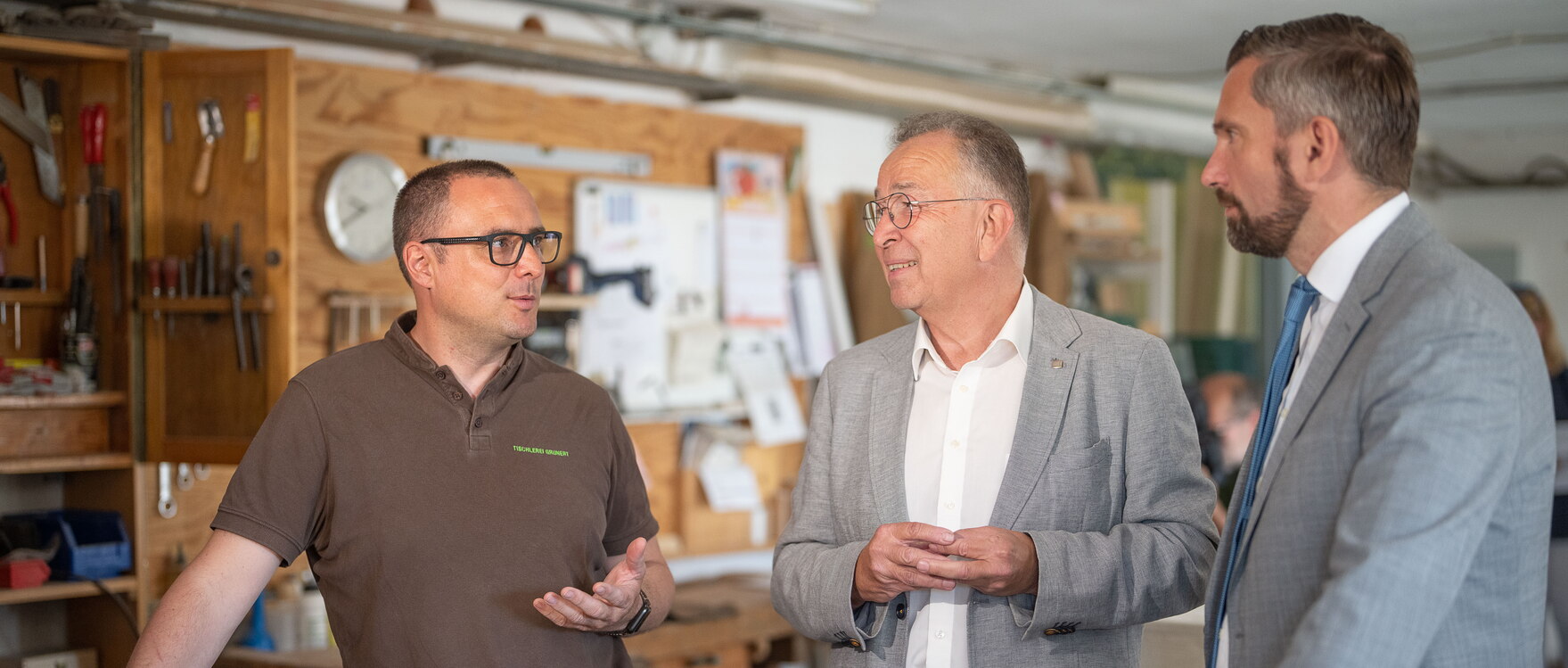 Inhaber Tischlermeister Robert Palowsky (links) und der ehemalige Inhaber Gerd Grunert (Mitte) mit Minister Martin Dulig (rechts) in der Tischlerei Grunert e. K. in Bannewitz.