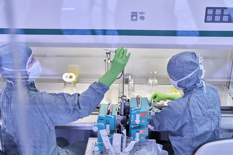 Zwei Mitarbeiterinnen im Labor.